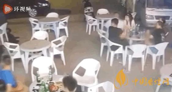 警方通報(bào)小車沖過(guò)夜市撞飛數(shù)人 這一幕太驚險(xiǎn)了!