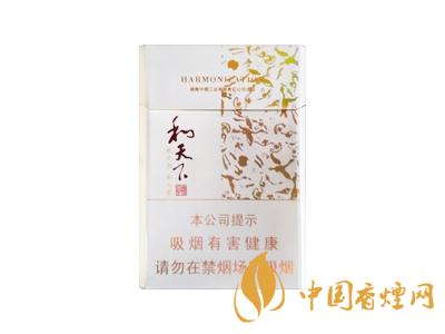 2020白沙和天下價格表和圖片 2020和天下香煙是白沙牌香煙中的一種，說起和天下香煙，相信大家都認識，和天下是高端香煙品牌,隸屬于湖南中煙工業有限責任公司，那么，2020年白沙和天下多少錢一包呢?趕緊來看看吧!  和天下香煙  和天下香煙時尚大氣的包裝　簡潔流暢的線條　以紫色為主色調的搭配　無一不顯示出和天下的不凡紫色在中國傳統里是尊貴的顏色，如北京故宮又稱為“紫禁城”亦有所謂“紫氣東來” 口感上此款雅香綿滑，香氣醇和，余味純凈，實屬難得一見的神品啊!  系列產品  和天下(尊尚中支)  類型： 烤煙型  煙氣煙堿量： 0.0 mg  煙長： 84 mm  過濾嘴長： 25 mm  包裝形式： 條盒硬盒  單盒支數： 20  銷售形式： 國產內銷  生產狀態： 待上市  備注： 白沙和天下尊尚中支  和天下(尊尚5000)  類型： 烤煙型  煙氣煙堿量： 0.0 mg  煙長： 88 mm  過濾嘴長： 25 mm  包裝形式： 條盒硬盒  單盒支數： 20  銷售形式： 國產內銷  生產狀態： 已上市  備注： 白沙和天下尊尚5000  白沙(硬和天下雙中支)  單盒參考價： 90 元  條盒參考價： 900 元  條盒批發價： 763.2 元  小盒條形碼： 6901028204798  條包條形碼： 6901028204804  白沙(和天下天下韶山)  單盒參考價： 100 元  條盒參考價： 1000 元  小盒條形碼： 6901028196925  條包條形碼： 6901028196932  白沙(軟和天下檀香)  單盒參考價： 100 元  條盒參考價： 1000 元  條盒批發價： 763.2 元  白沙(和天下細支)  單盒參考價： 100 元  條盒參考價： 1000 元  條盒批發價： 720.8 元  小盒條形碼： 6901028196048  條包條形碼： 6901028196055  白沙(軟和天下)  單盒參考價： 100 元  條盒參考價： 1000 元  條盒批發價： 720.8 元  小盒條形碼： 6901028196017  條包條形碼： 6901028196024  白沙(和天下)  單盒參考價： 100 元  條盒參考價： 1000 元  條盒批發價： 848 元  小盒條形碼： 6901028196925  條包條形碼： 6901028196932  通過以上的信息可以了解到2020年白沙和天下的價格，以上就是香煙網為您提供的關于2020白沙和天下價格表和圖片，白沙和天下多少錢一包?的信息，想要了解更多的信息請來關注香煙網吧!白沙和天下多少錢一包？